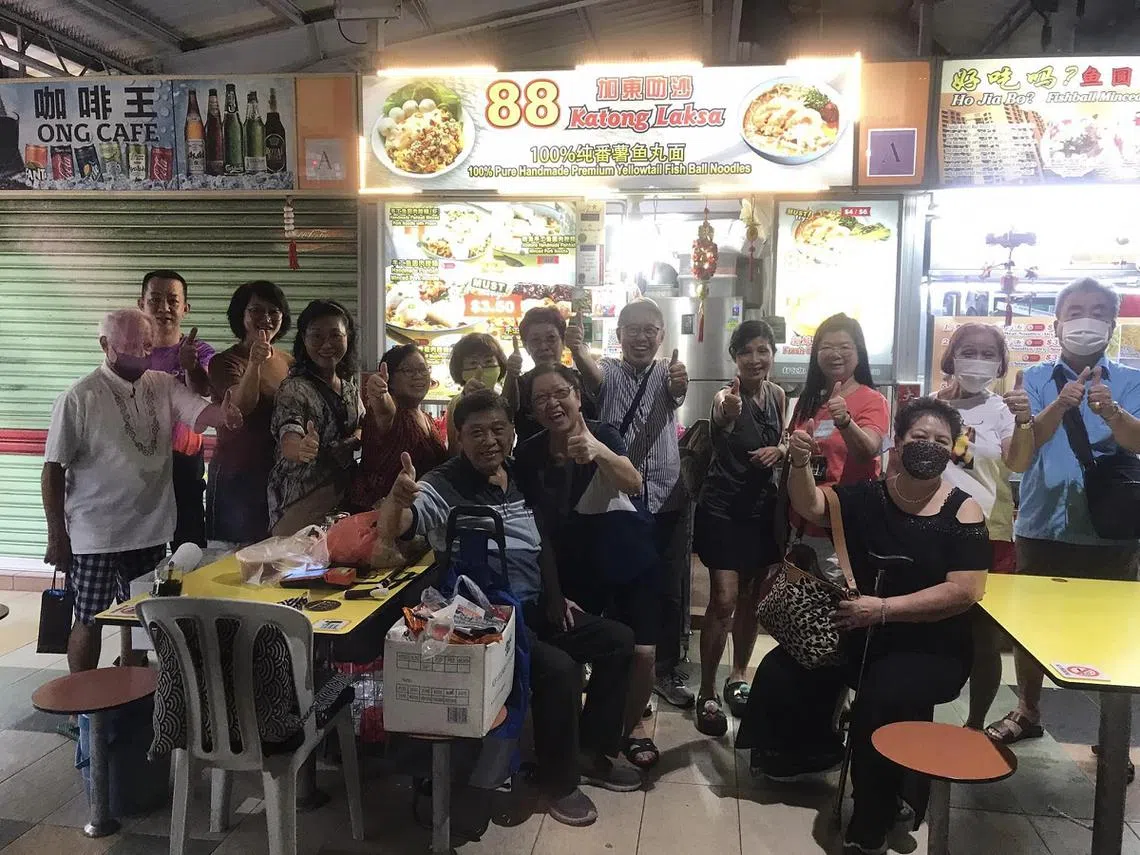 苏德成（前排左一）和太太梁丽玉（前排左二）以及附近年长者在摊位前留影。（苏德成脸书）
