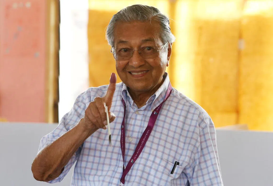 马哈迪在吉打首府亚罗士打的一个投票站投票。（路透社）