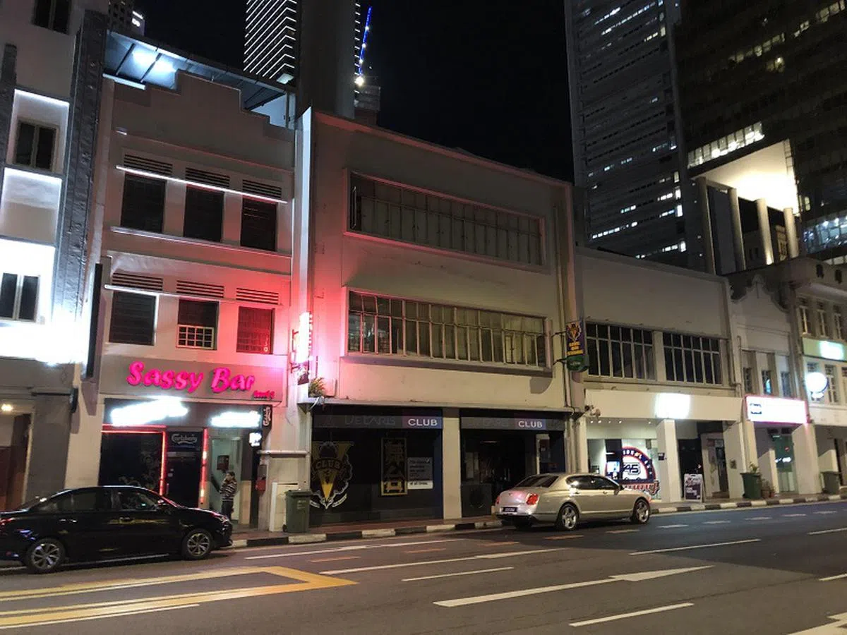  新加坡驳船码头附近的酒吧一条街一片萧条。（张丽苹摄） 