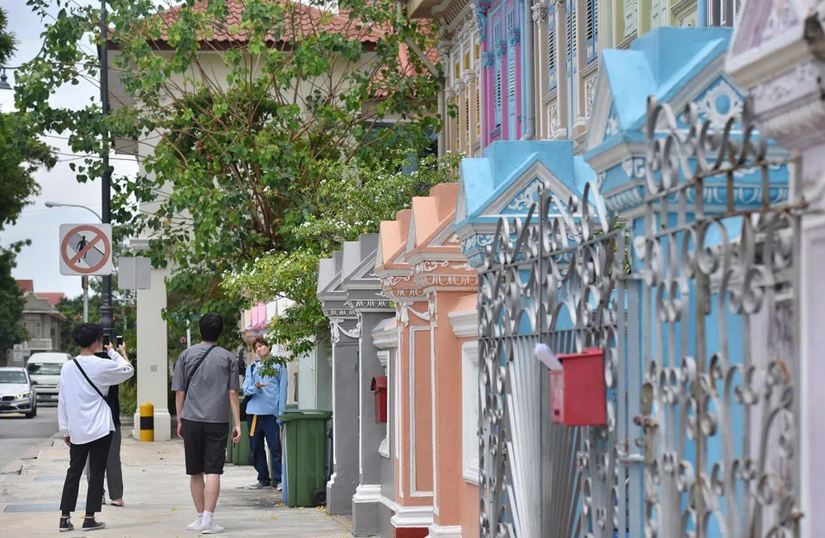 拍照归拍照，可别打扰居民睡觉！（海峡时报）