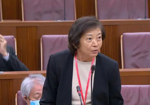 义顺集选区议员李美花“花姐”昨天在国会上向卫生部长再三追问中为何不能全面重开中药店，赢来网民的嘉许。（国会视频截图）
