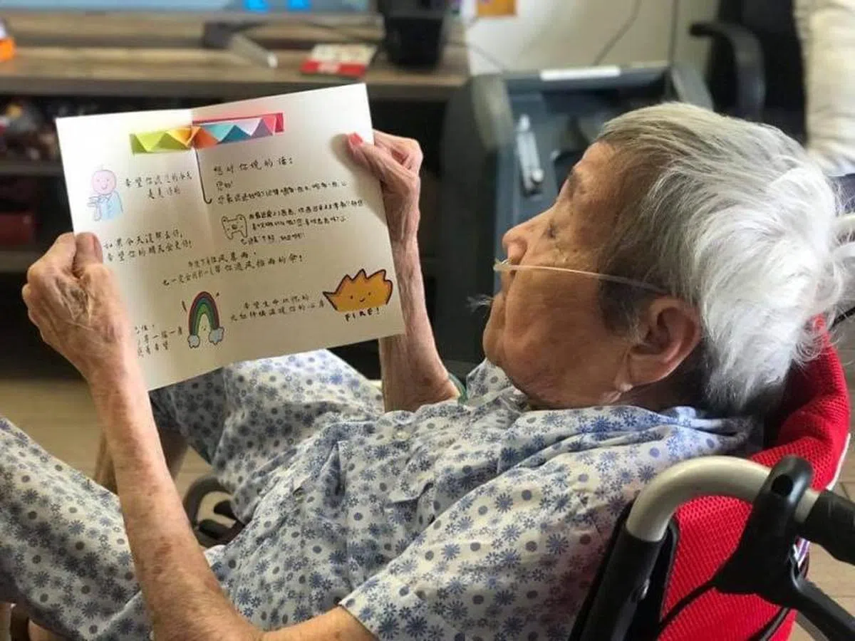  老人阅读示意图。（联合早报） 