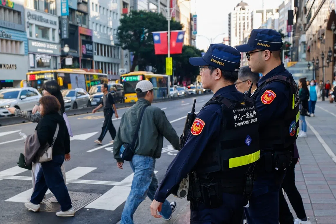 袭击事件发生后的第二天，两名警员在案发现场附近巡逻。