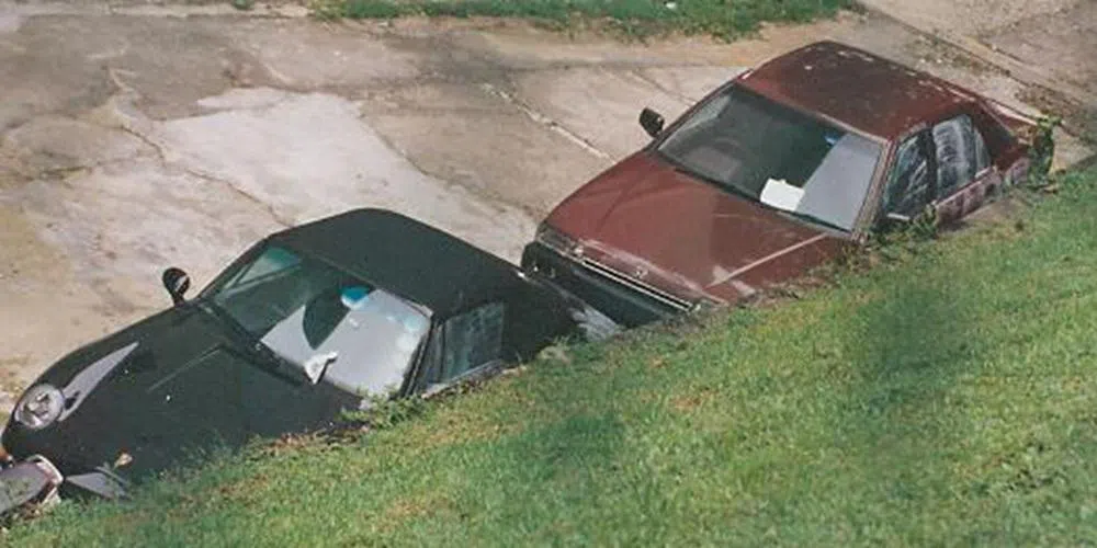 当年警方闪电起回的一辆本田雅阁，相信是凶手用来撞死者的黑色保时捷后，趁机将他掳杀。