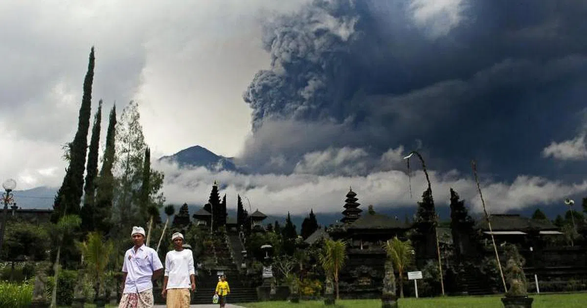  阿贡火山昨天喷发出超过6000米高的火山灰。（路透社） 