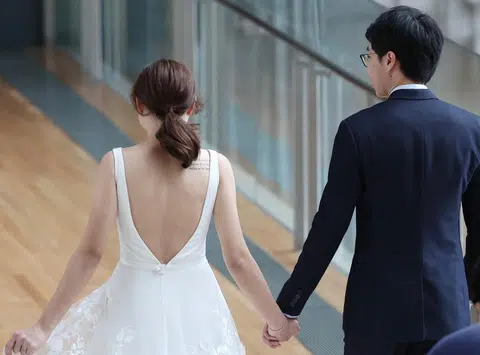 阿公当上“月下老人”的代理人，用心良苦催婚、催生。（李显龙总理脸书）