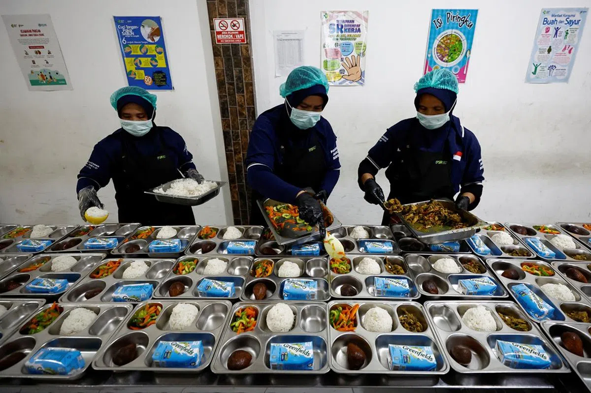 普拉博沃推出的免费营养餐计划被批评是造成国家财政负担的民粹政策。（路透社）