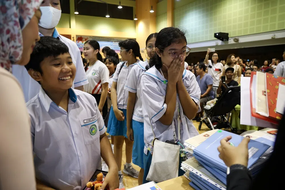 2024年小六会考成绩放榜，一名绿洲小学小六生领取成绩单之际难掩心中的紧张心情。