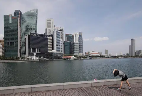 在疫苗接种率没达到一定标准之前，恐怕各国人民都无法真正走出疫情的阴影。（海峡时报）