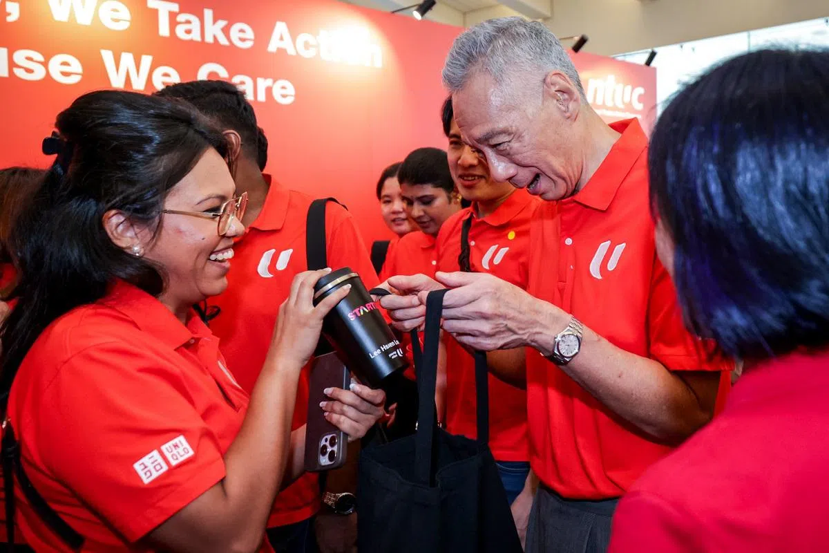 李显龙最后一次以新加坡总理身份参加2024年职总五一劳动节集会，许多职总会员和工会代表在散会前与他合影，不少代表还送上饱含谢意和祝福的纪念品。（联合早报）