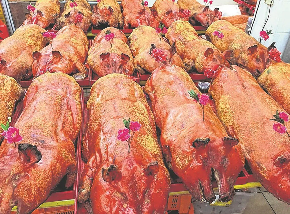 即使纸扎金猪已经面市，马来西亚一些地区的人们还是选择以传统金猪祭拜祖先。（档案照）