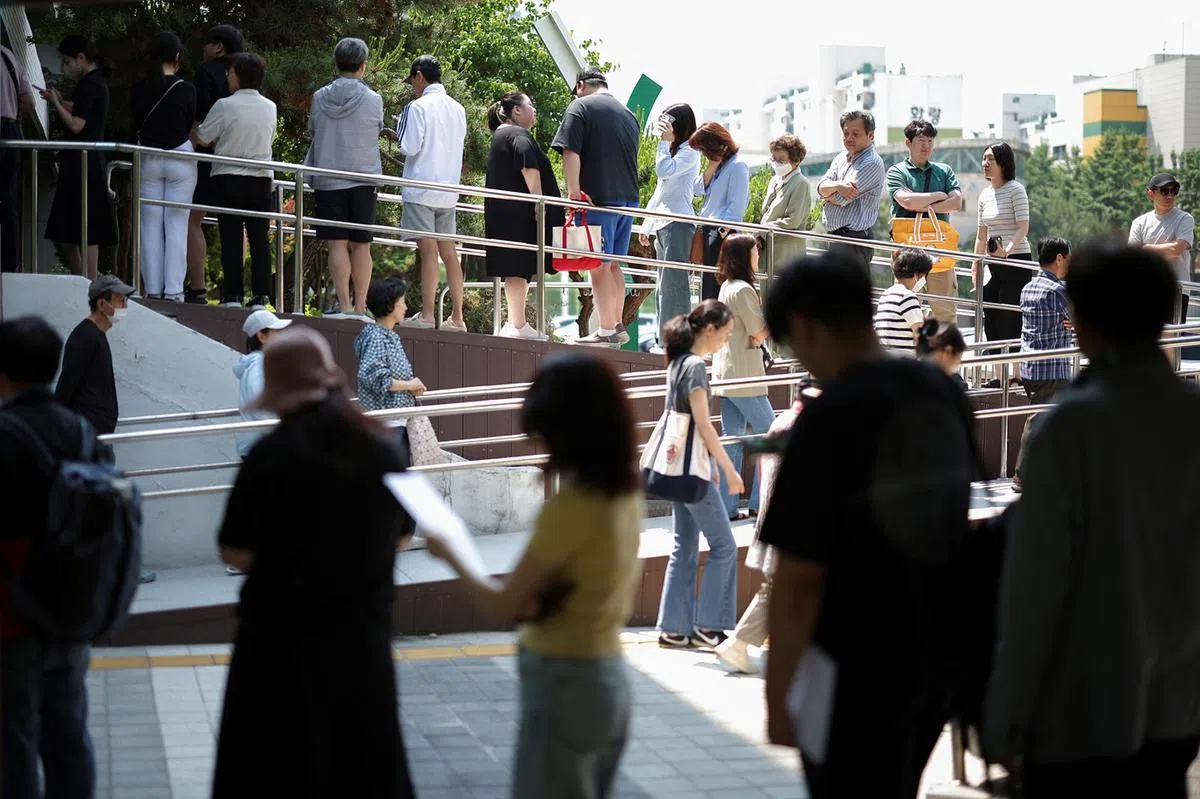 韩国民众排队投票。（路透社）