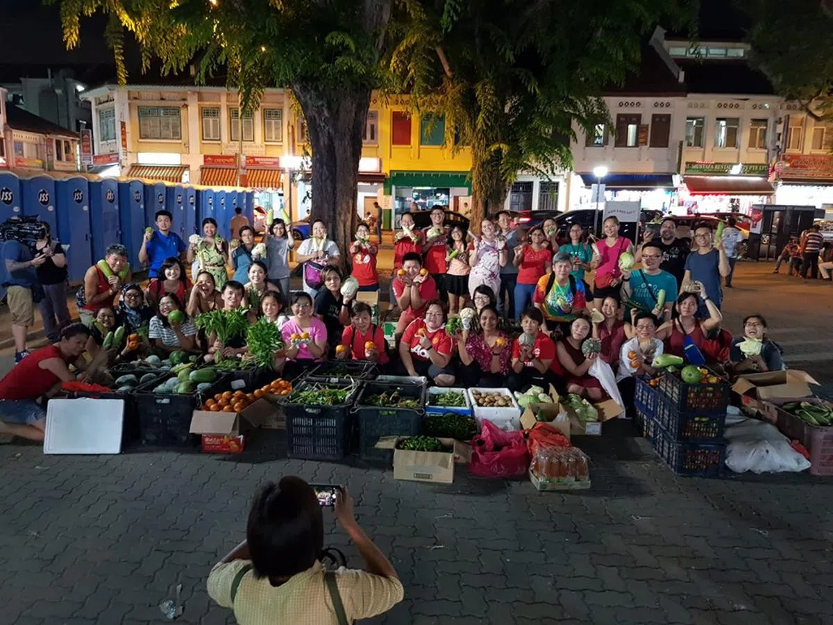  郑春林带领队员捡拾蔬菜后，战绩斐然。（Temasek Shophouse） 