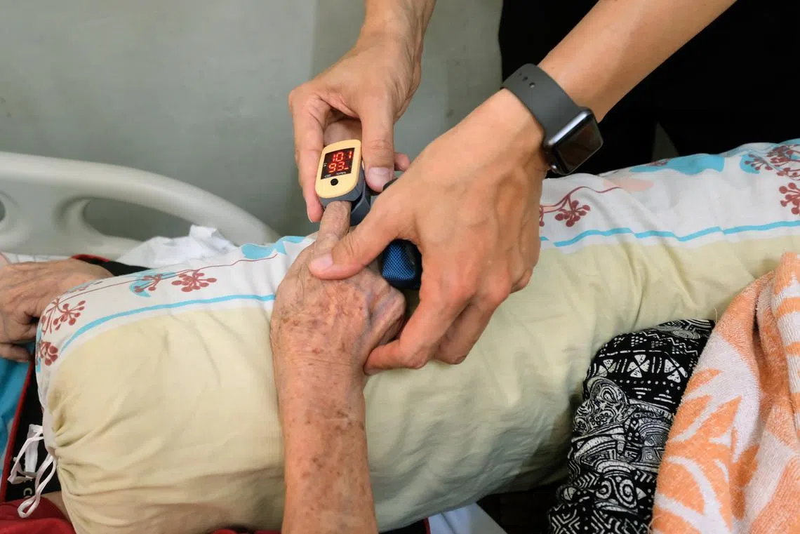 医生指出，年长病患不愿去医院，是因为害怕再也回不了家。（联合早报）