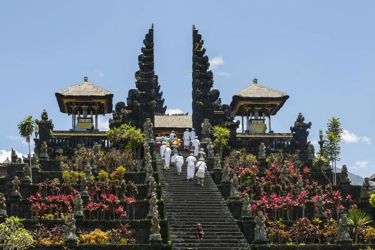 有旅游记者称布撒基寺内有些当地人会强迫已付费参观的游客，再加钱聘请他们当“导游”。（互联网）