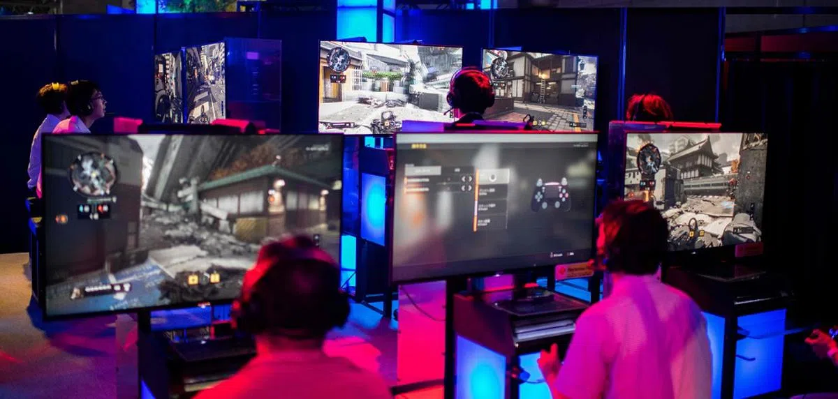 越来越多日本青少年把情感寄托于虚拟世界，甚至对电子游戏或动漫中的虚拟角色产生恋爱感。（纽约时报）