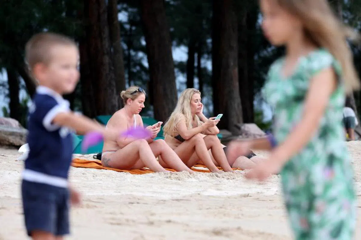 滞留在泰国普吉岛上的俄罗斯旅客。（路透社）