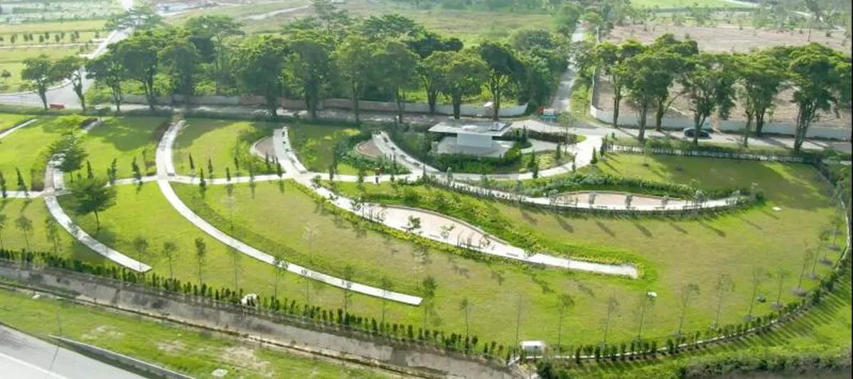 占地9500平方公尺的清心园种有大量灌木与树篱，清楚区隔出四个骨灰撒土区。（傅海燕面簿）