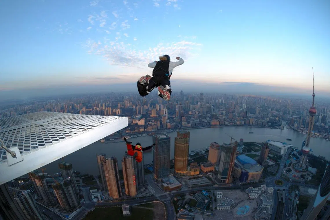 欧美国家流行的一种近乎玩命的“运动”，叫做低空跳伞（BASE jumping）。图为在中国上海开展的低空跳伞活动。（维基百科）