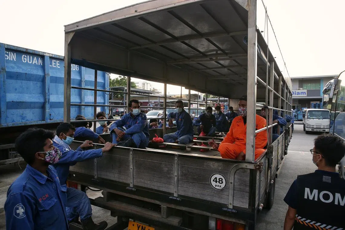 还能开工的客工们如今乘坐罗厘去上班也必须严格遵守安全距离。（海峡时报）