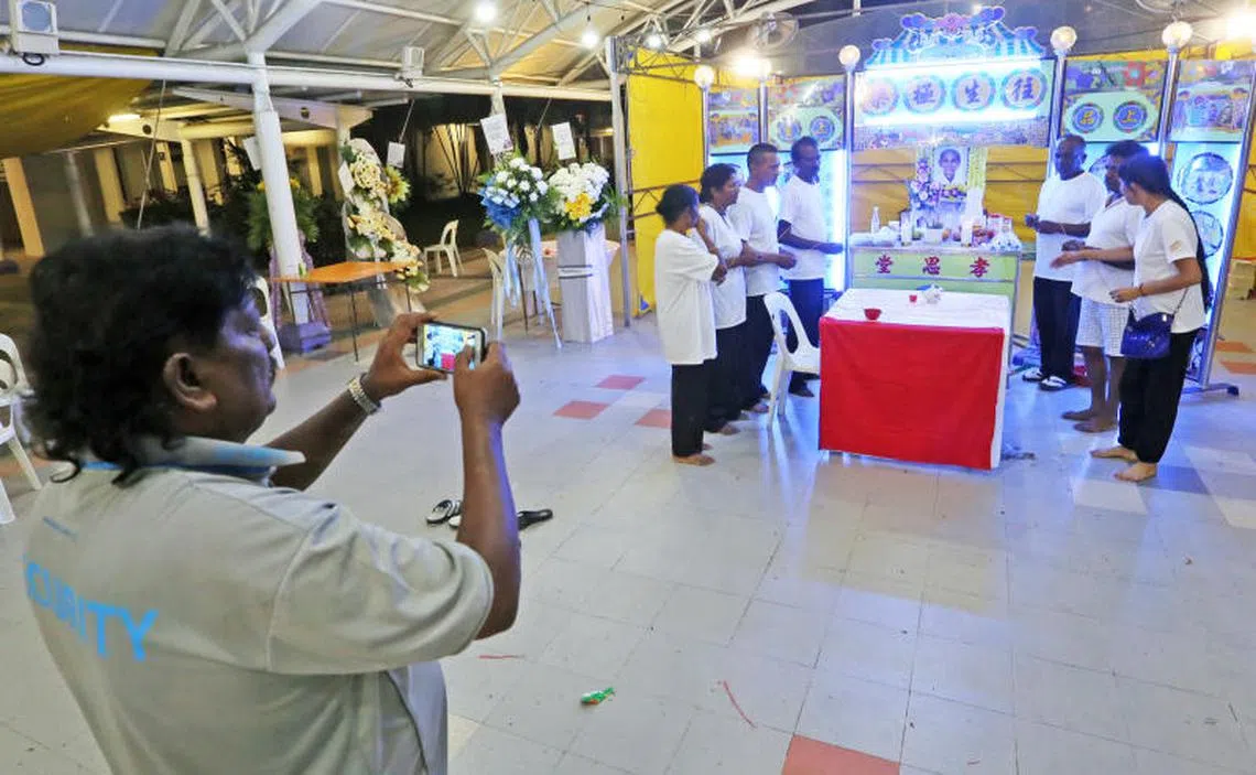 高龙吉的七名印族继子女按华族习俗为他办丧事。（新明日报）