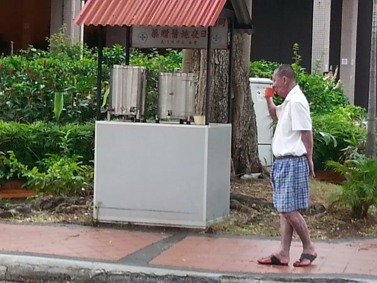  由同德善堂念心社所设，每天茶水各一桶，65年来从不间断，但到来讨茶喝的人已不多了。（联合早报） 