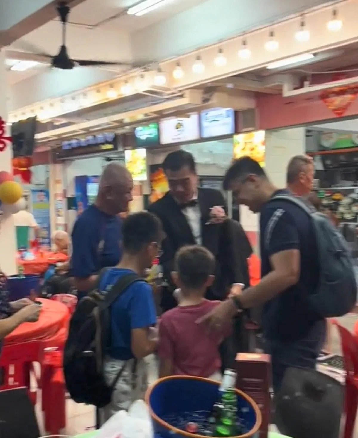 在咖啡店穿着厚厚的西装，新郎应该汗流浃背了吧？（视频截图）