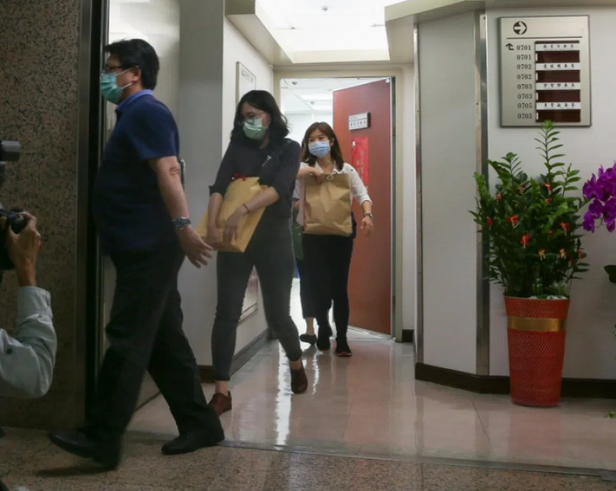  台湾地检署工作人员到全台65个地方搜查，包括多名议员在立法院的办公室。（互联网） 
