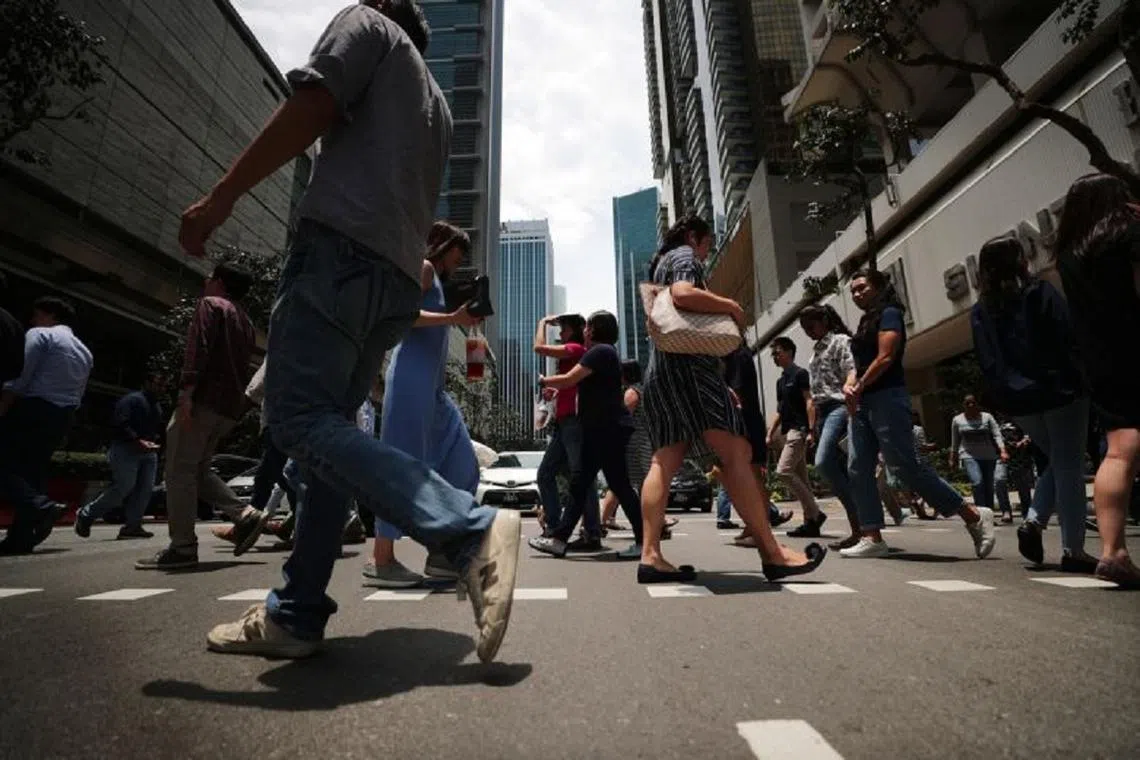 公共服务署发文告称，考虑到经济不确定因素，公务员年底可获得的常年可变动花红只有0.1个月。（海峡时报）