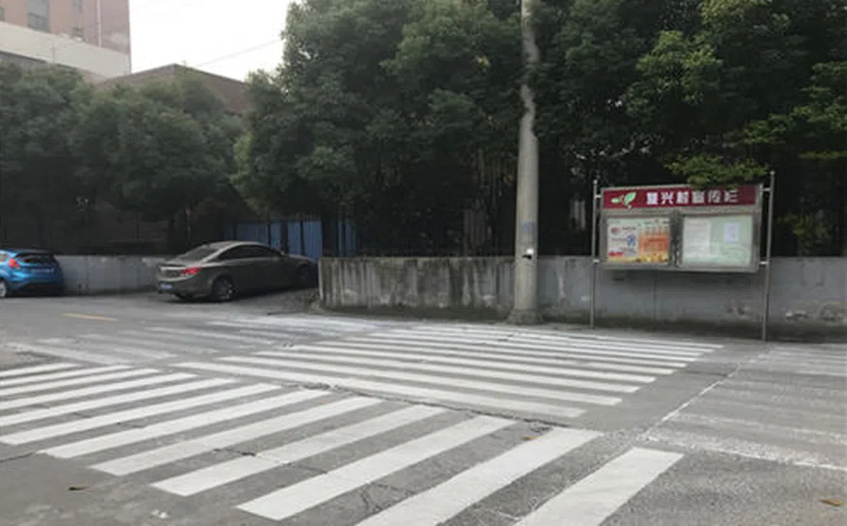  江苏常州天宁区复兴村路口斑马线纵横交错，有多达五道斑马线。行人安全了，司机却苦不堪言。（互联网） 