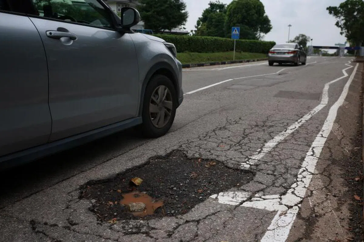 2023年4月5日，赛马公会路上的其中一个坑洞。（海峡时报）