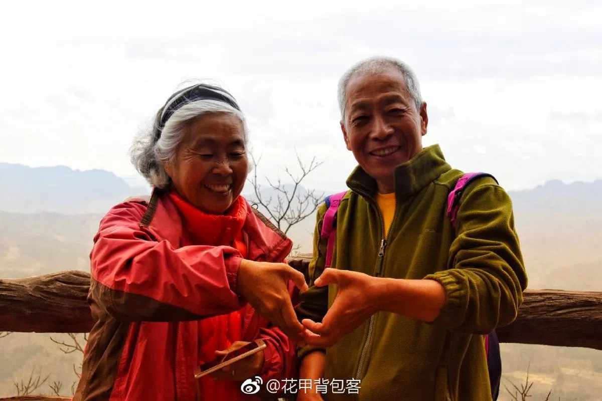  秀恩爱的老夫妻。（花甲背包客微博） 