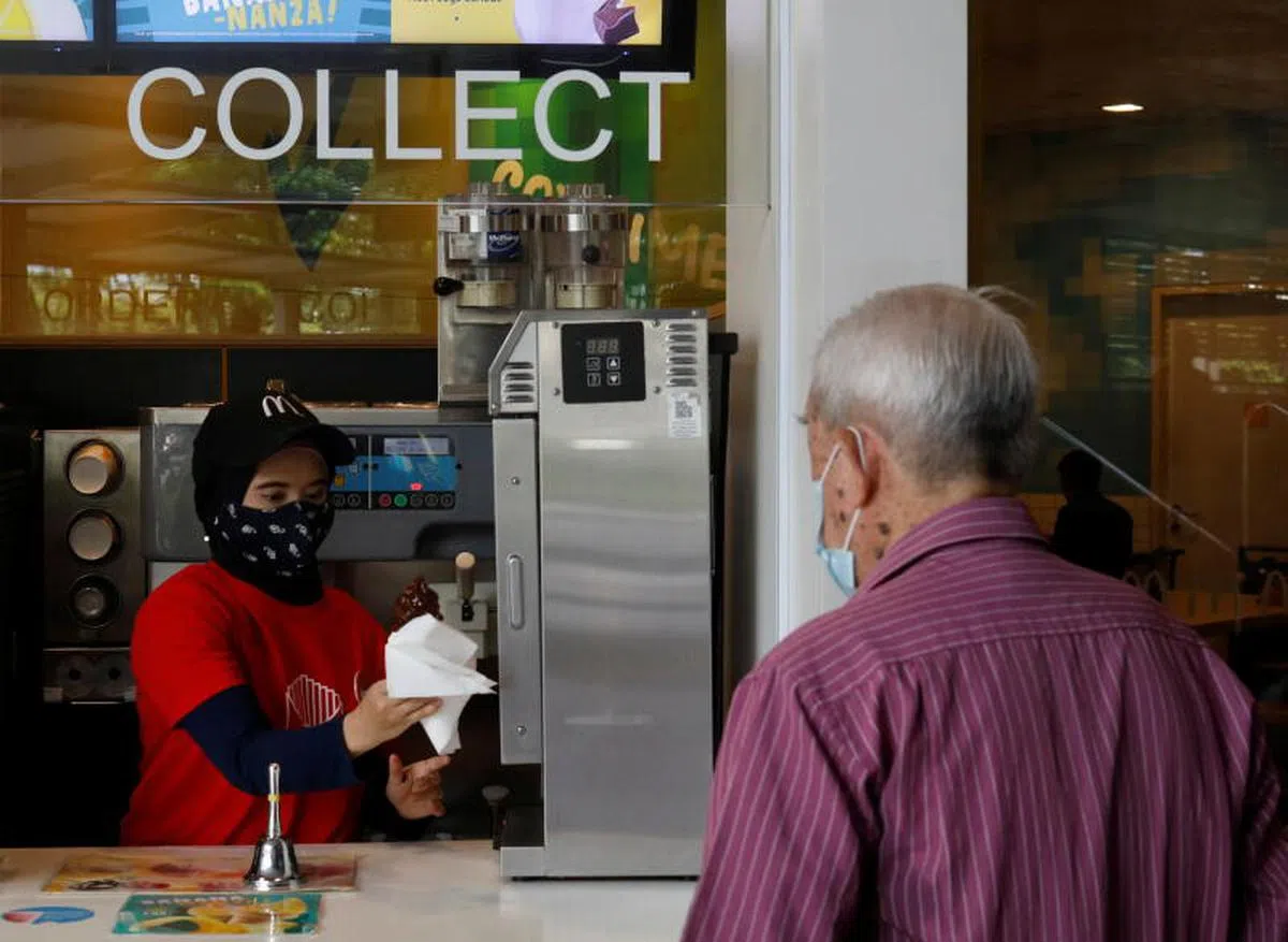  冠病疫情也严重影响法依扎尔的收入，妻子拉哈优在麦当劳兼职帮补家用。（路透社） 