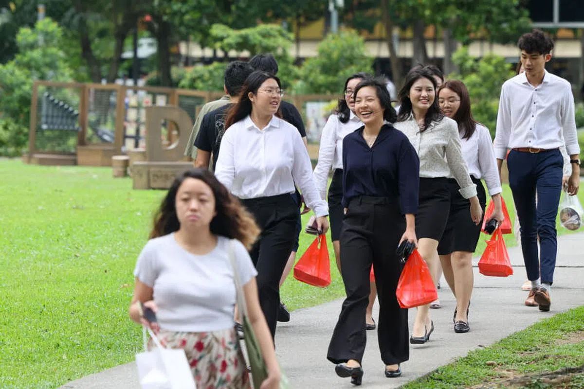 年轻上班族午餐时段外出打包。（联合早报）
