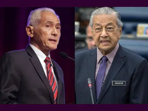 马来亚大学副校长阿都拉欣（左）与马国首相马哈迪都出席了马来人尊严大会。（红蚂蚁制图）