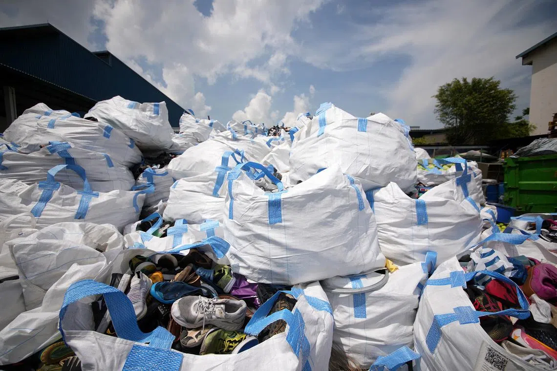 存放在仓库的旧鞋。（联合早报）