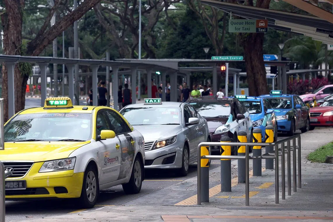 现在是德士站的德士排长龙等待搭客，私召车却客似云来、应接不暇。（联合早报）