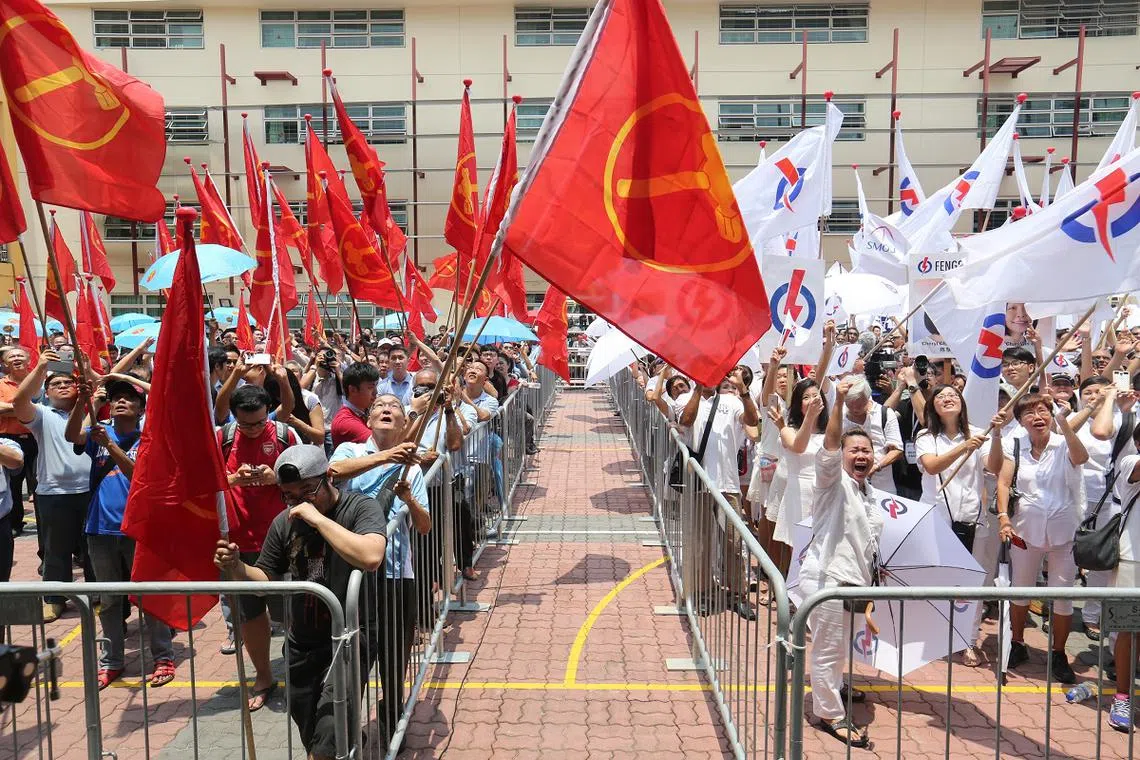 2015年大选提名活动结束后，行动党和工人党的支持者在提名站为候选人欢呼造势。（联合早报）