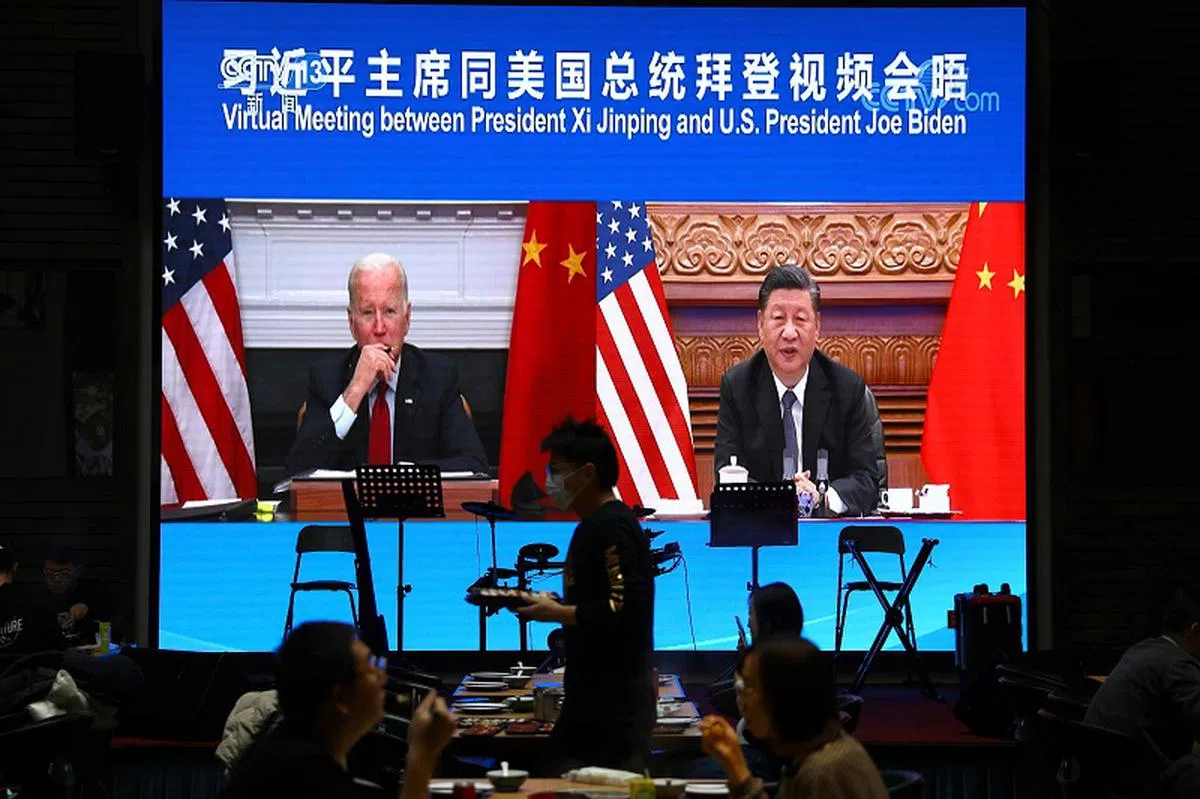 中国国家主席习近平（右）与美国总统拜登于新加坡时间11月16日上午约8时46分举行视像会面。（路透社）