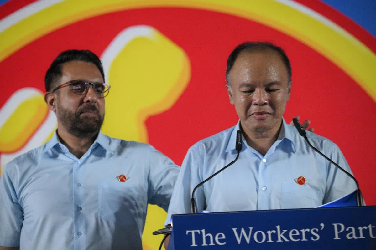 工人党副主席费沙（右）感谢加基武吉选民时一度哽咽，秘书长毕丹星（左）上前安慰。（海峡时报）