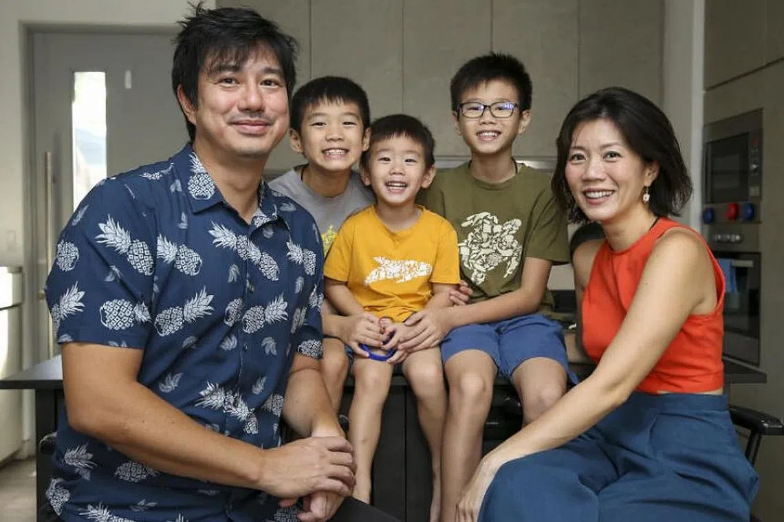 本地一对善心夫妇主动发起募捐活动，协助解决去年4月，客工被困宿舍，三餐无法温饱的窘境。短短两周，他们筹集了逾10万元，为大约670名客工，送上超过1万份餐盒。（海峡时报）