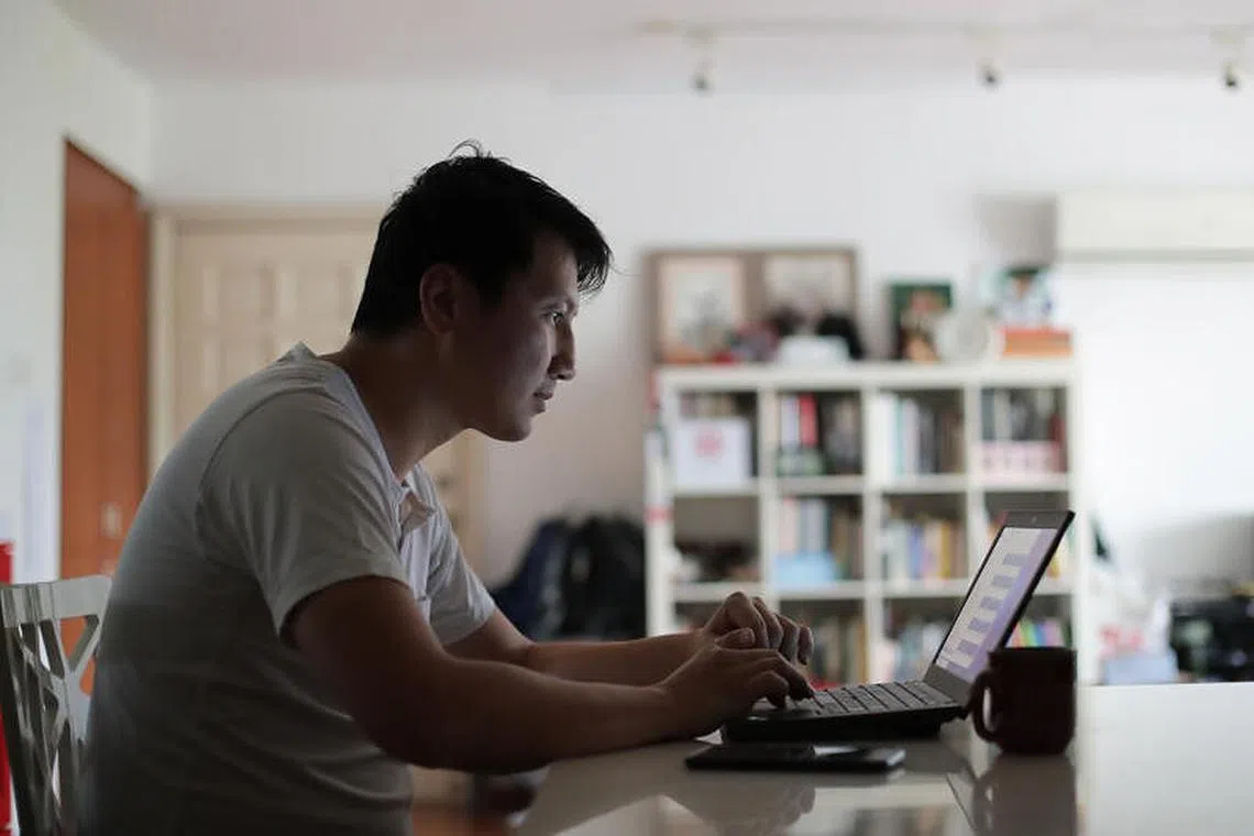 尽管重返公司上班的条例已经放宽，许多公司仍继续推行灵活工作安排。（海峡时报）