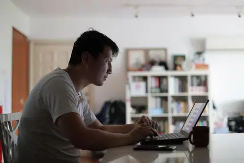 尽管重返公司上班的条例已经放宽，许多公司仍继续推行灵活工作安排。（海峡时报）