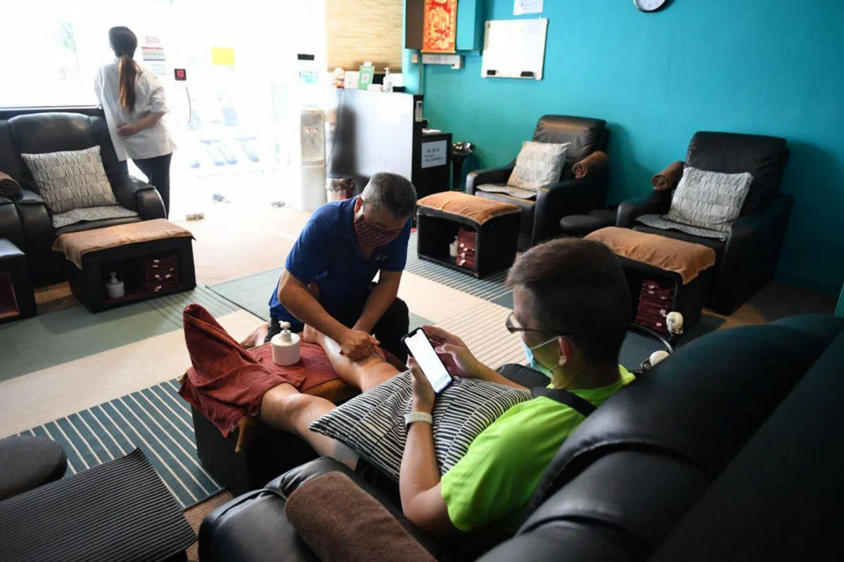  有人也赶着去做个脚底按摩。（海峡时报） 