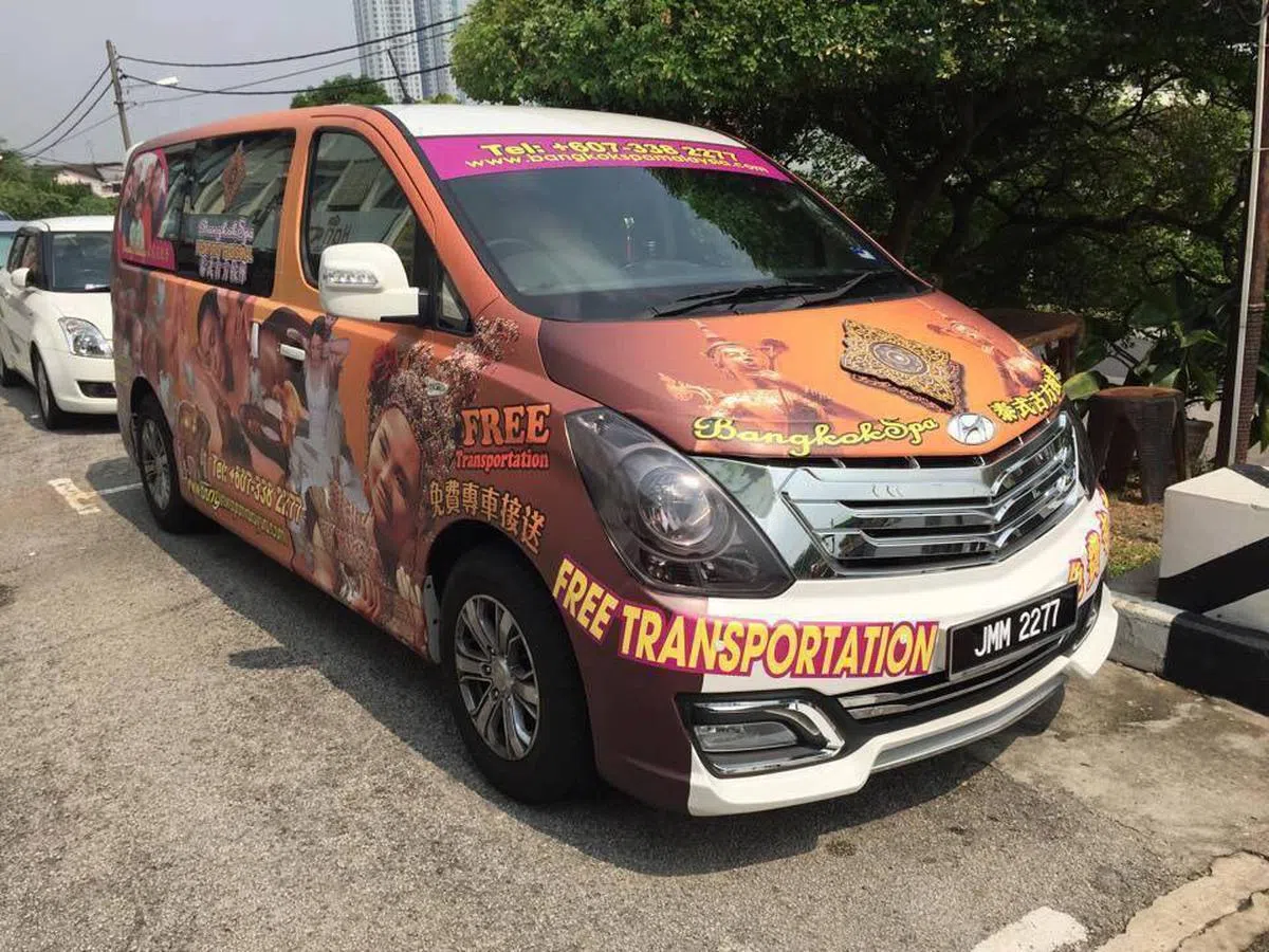  这么酷的车行驶在路上还能顺便打广告～（正宗泰式古式按摩面簿） 