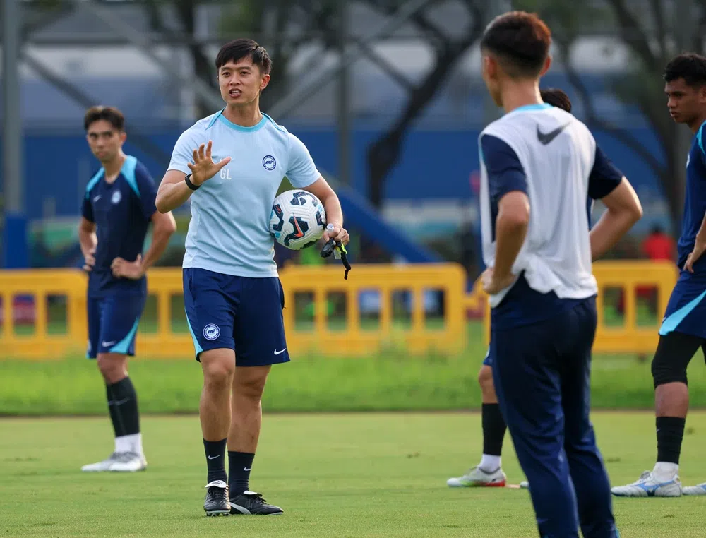 新加坡队临时主教练李斯平（左二）。