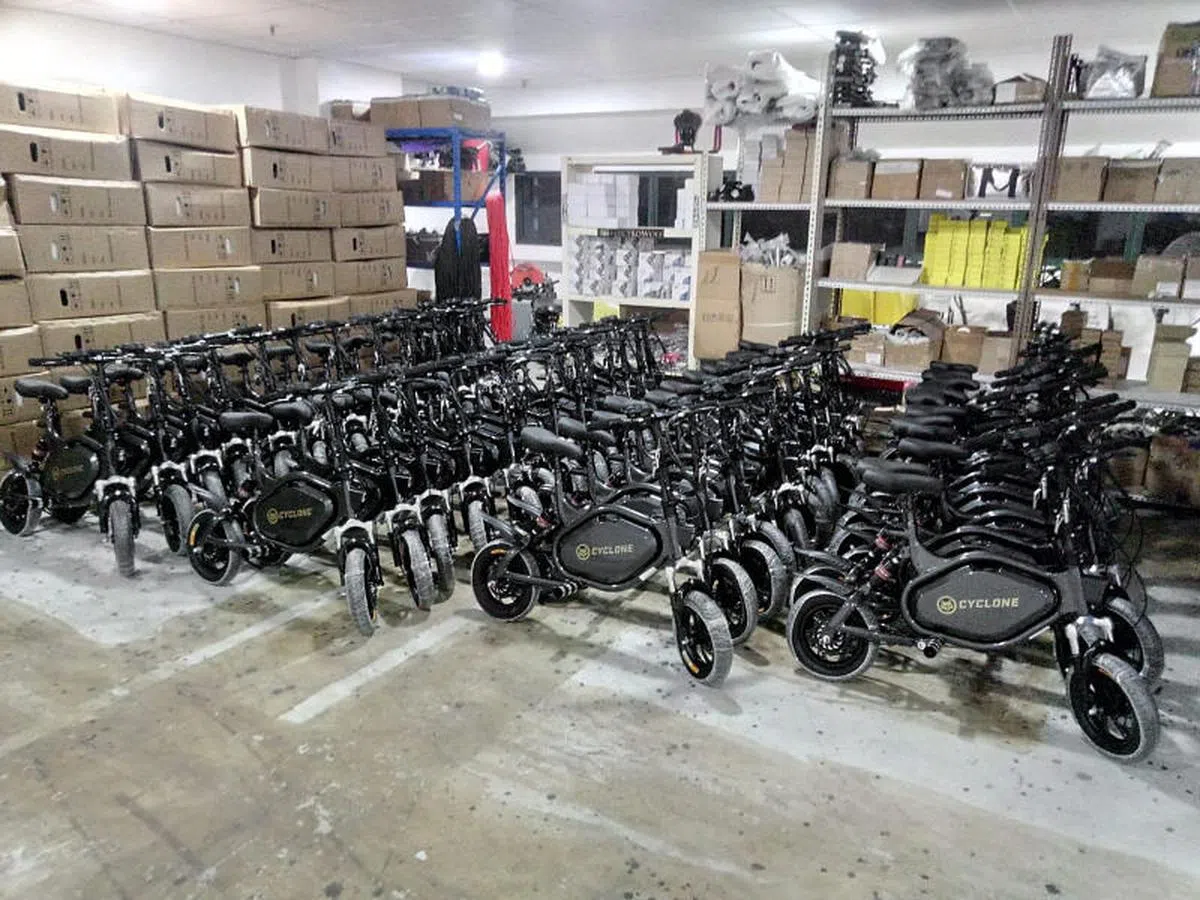  新加坡电动代步工具零售商协会会长辛伟迅昨天接受《新明日报》访问时说，这条突来的禁令，让许多零售商和送餐员“感到非常失望”，一夕之间须面临天翻地覆的生意亏损和失业等问题。（Electrowolf的潘先生提供） 