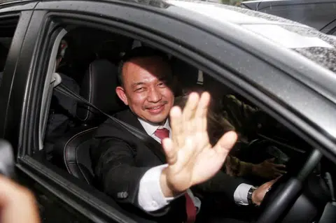 马国教育部长马智礼宣布辞职后，驾驶第二国产车Myvi离开教育部。（马来邮报）