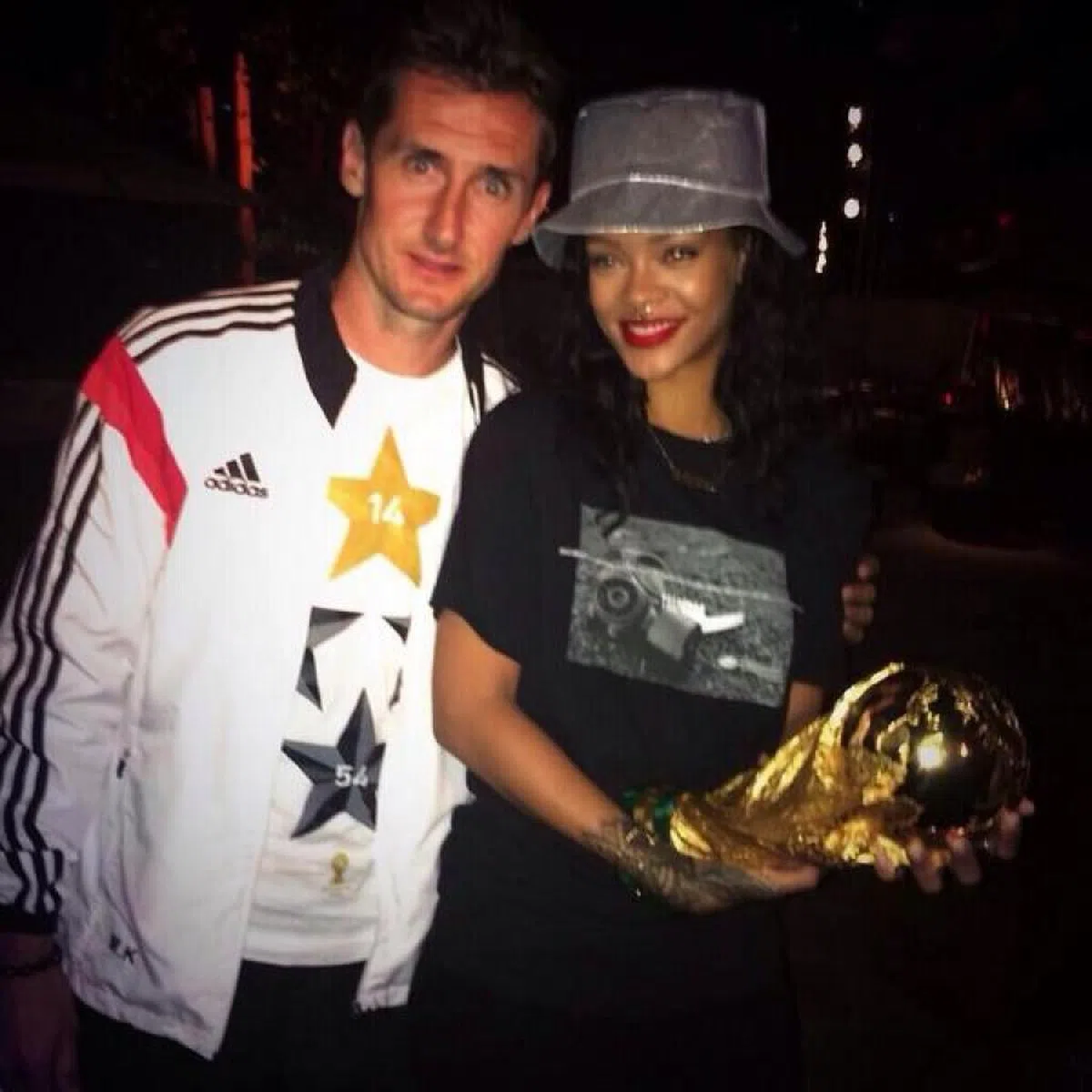 歌手Rihanna于2014年手握世界杯奖杯，与德国前国脚克洛泽（Miroslav Klose）合照。（取自推特）