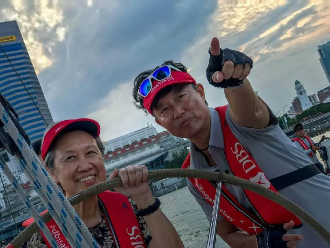 李显龙总理何晶今年3月份在教练的陪同下掌舵，在滨海湾水域开船逐风追浪。（何晶面簿）